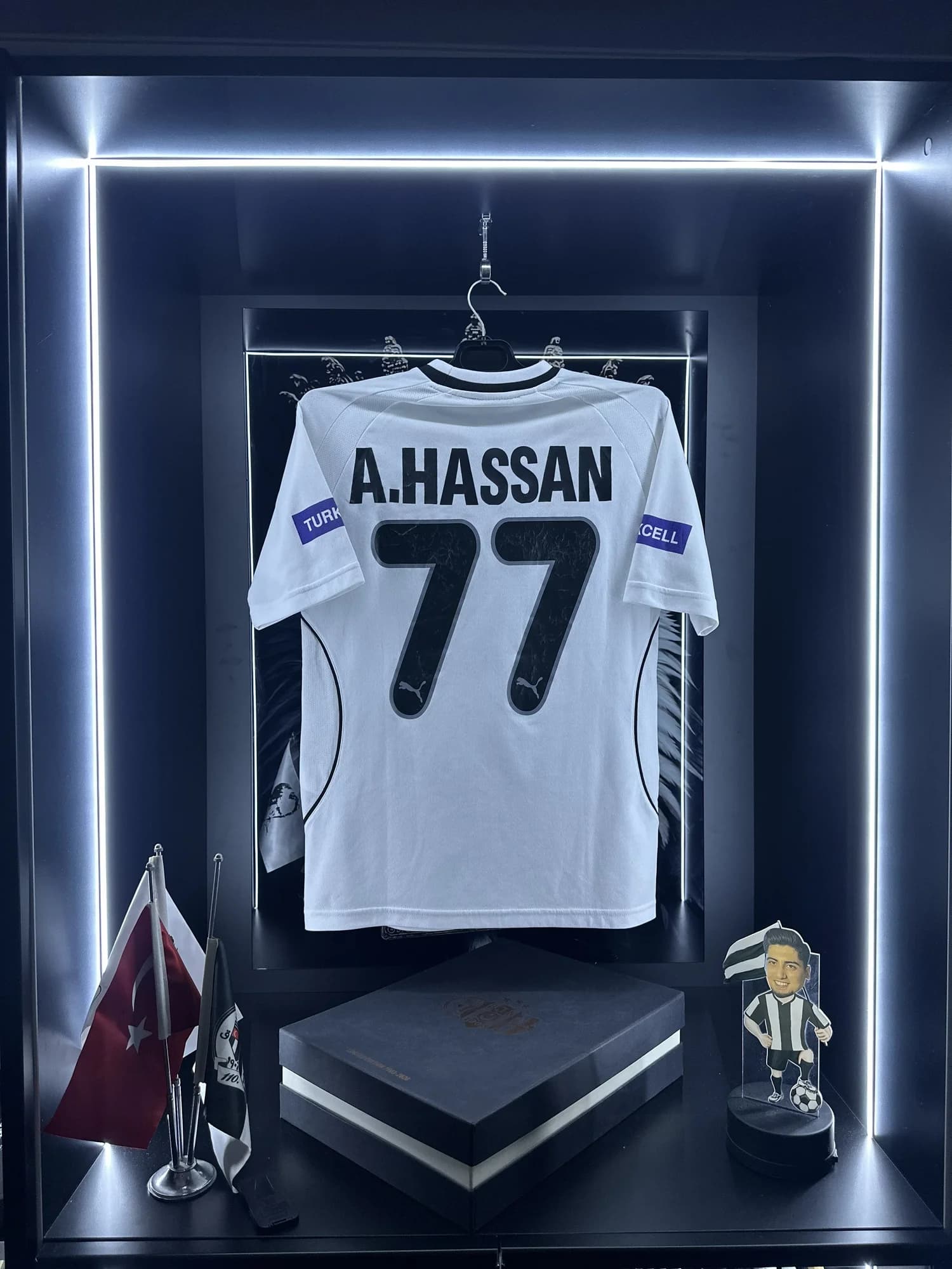 Beşiktaş 2003-2004 İç Saha forması arka görünüm, 77 numara