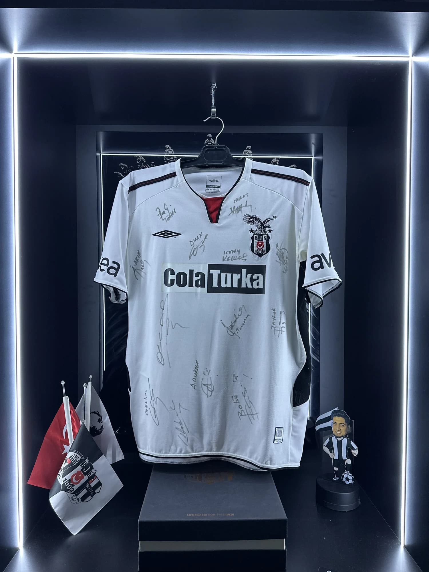 Beşiktaş 2005-2006 İç Saha forması ön görünüm