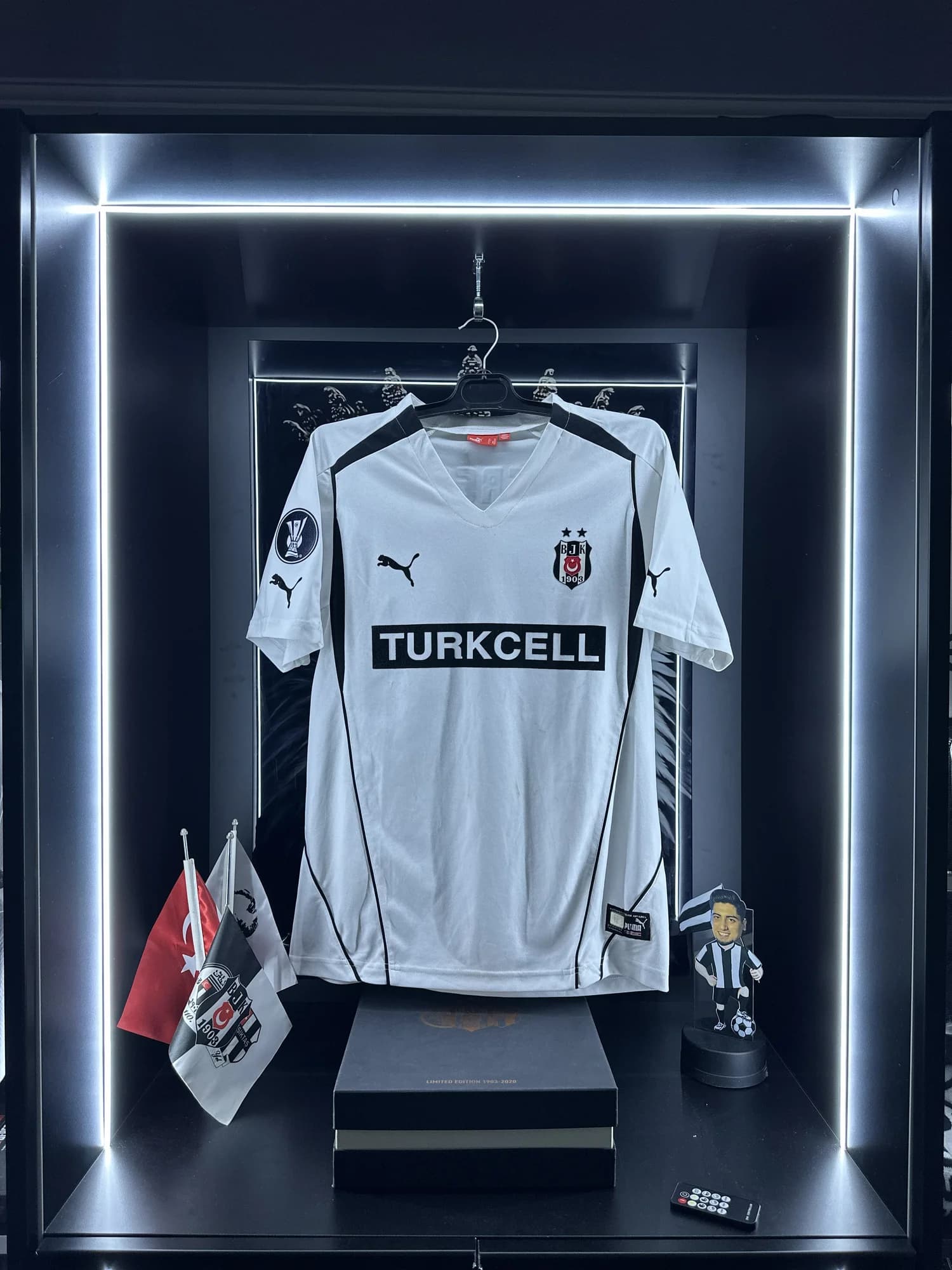 Beşiktaş 2004-2005 UEFA forması ön görünüm