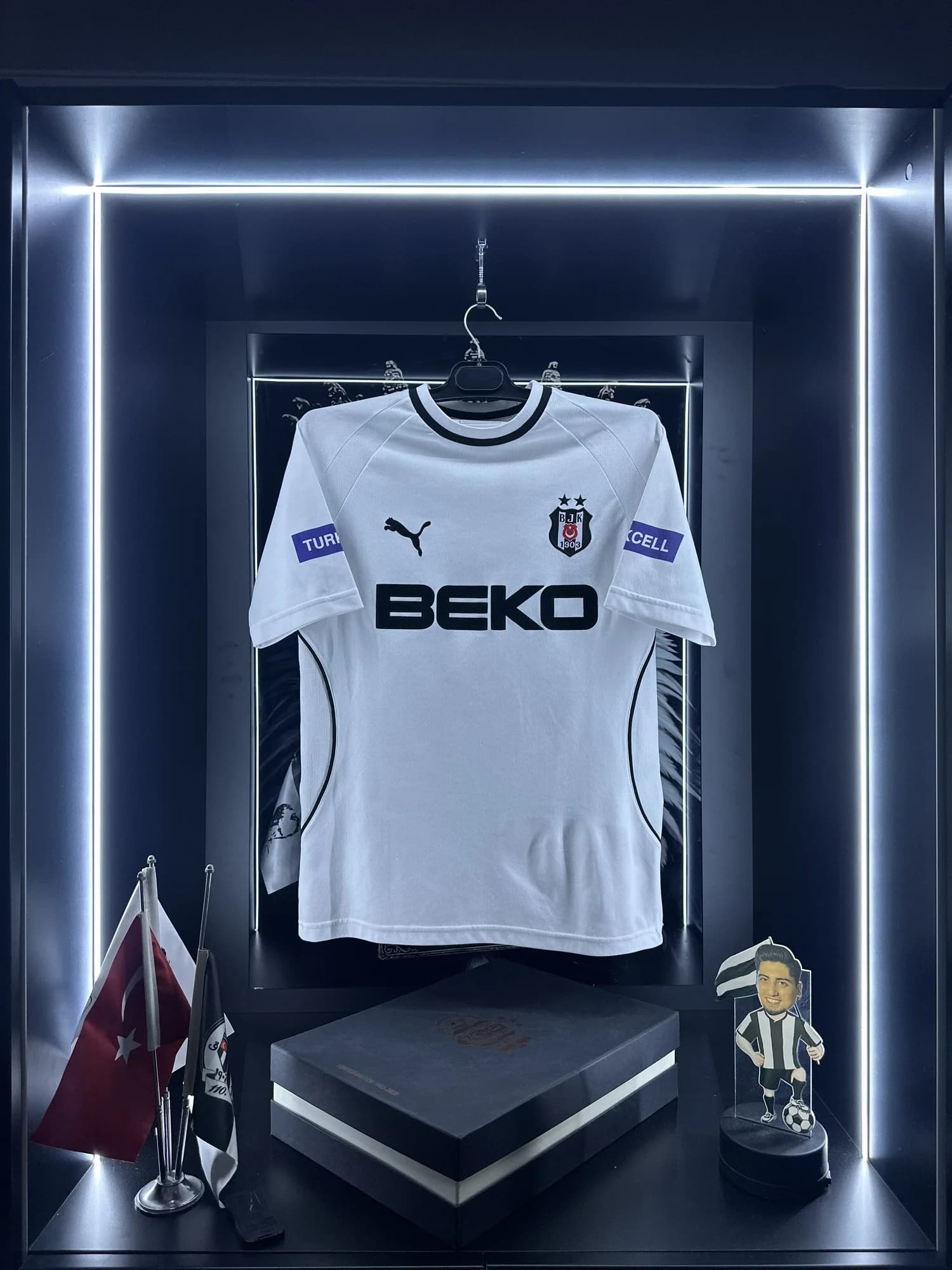Beşiktaş 2003-2004 İç Saha forması ön görünüm