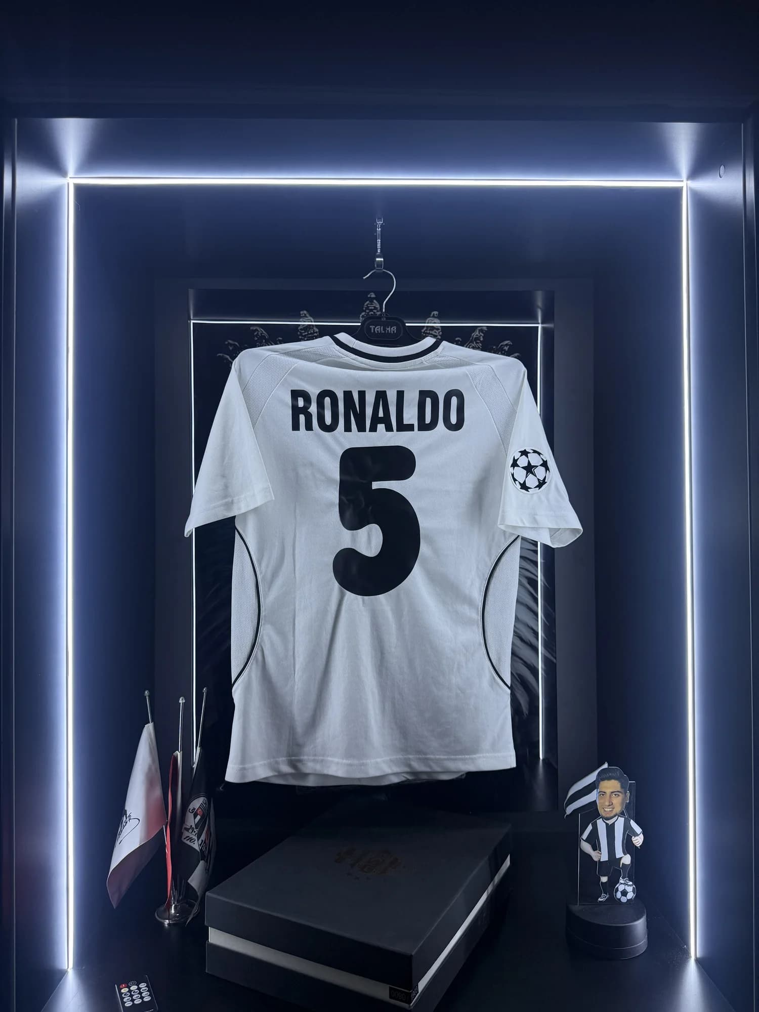 Beşiktaş 2003-2004 UEFA forması arka görünüm, 5 numara
