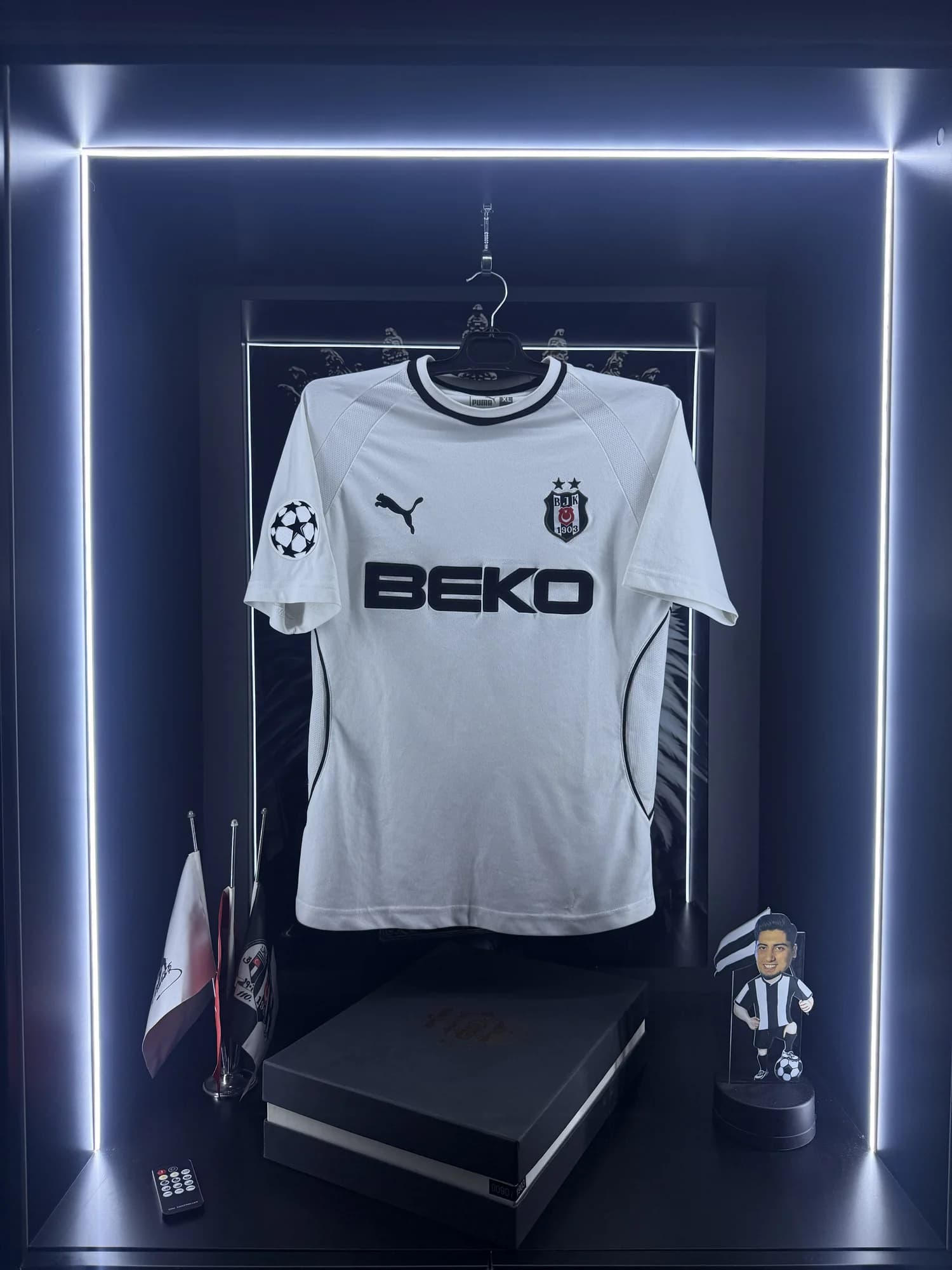 Beşiktaş 2003-2004 UEFA forması ön görünüm