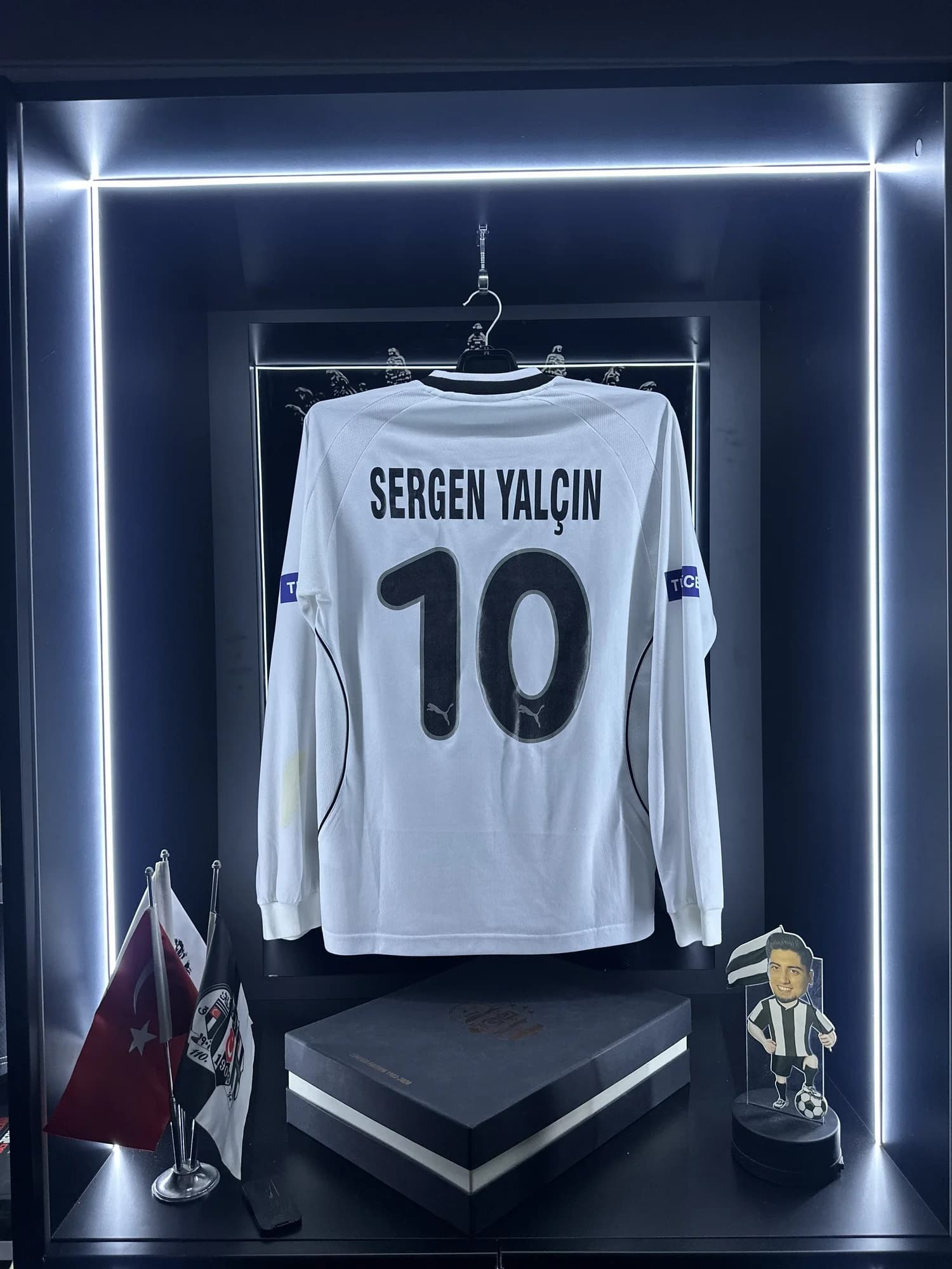 Beşiktaş 2003-2004 Özel forması arka görünüm, 10 numara