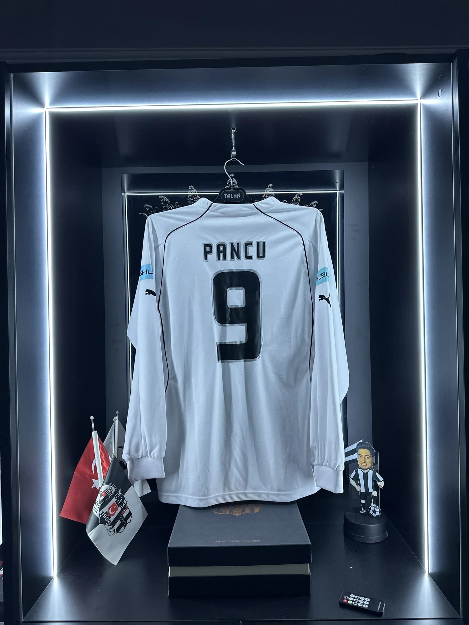Beşiktaş 2004-2005 İç Saha forması arka görünüm, 9 numara