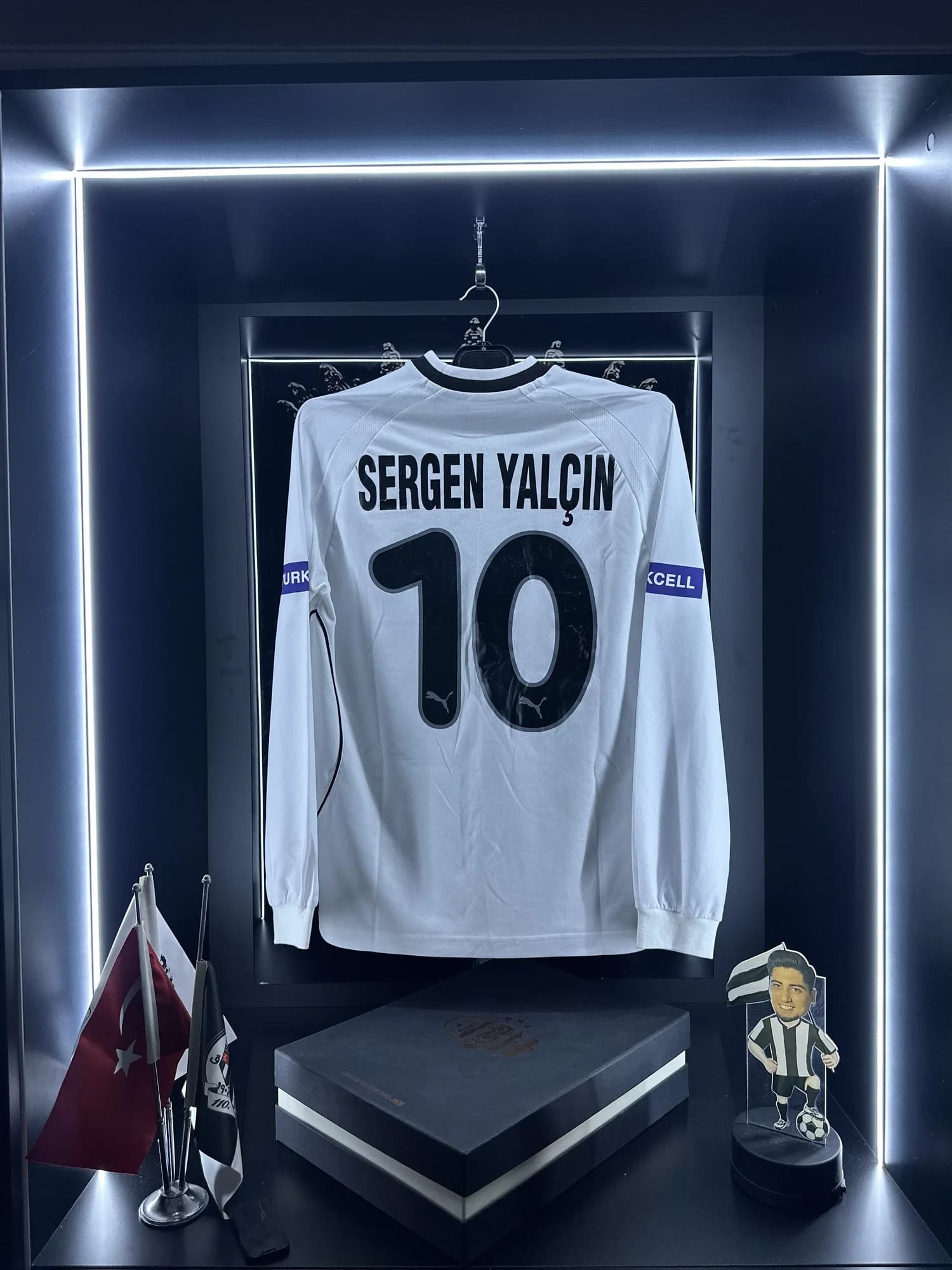 Beşiktaş 2003-2004 İç Saha forması arka görünüm, 10 numara