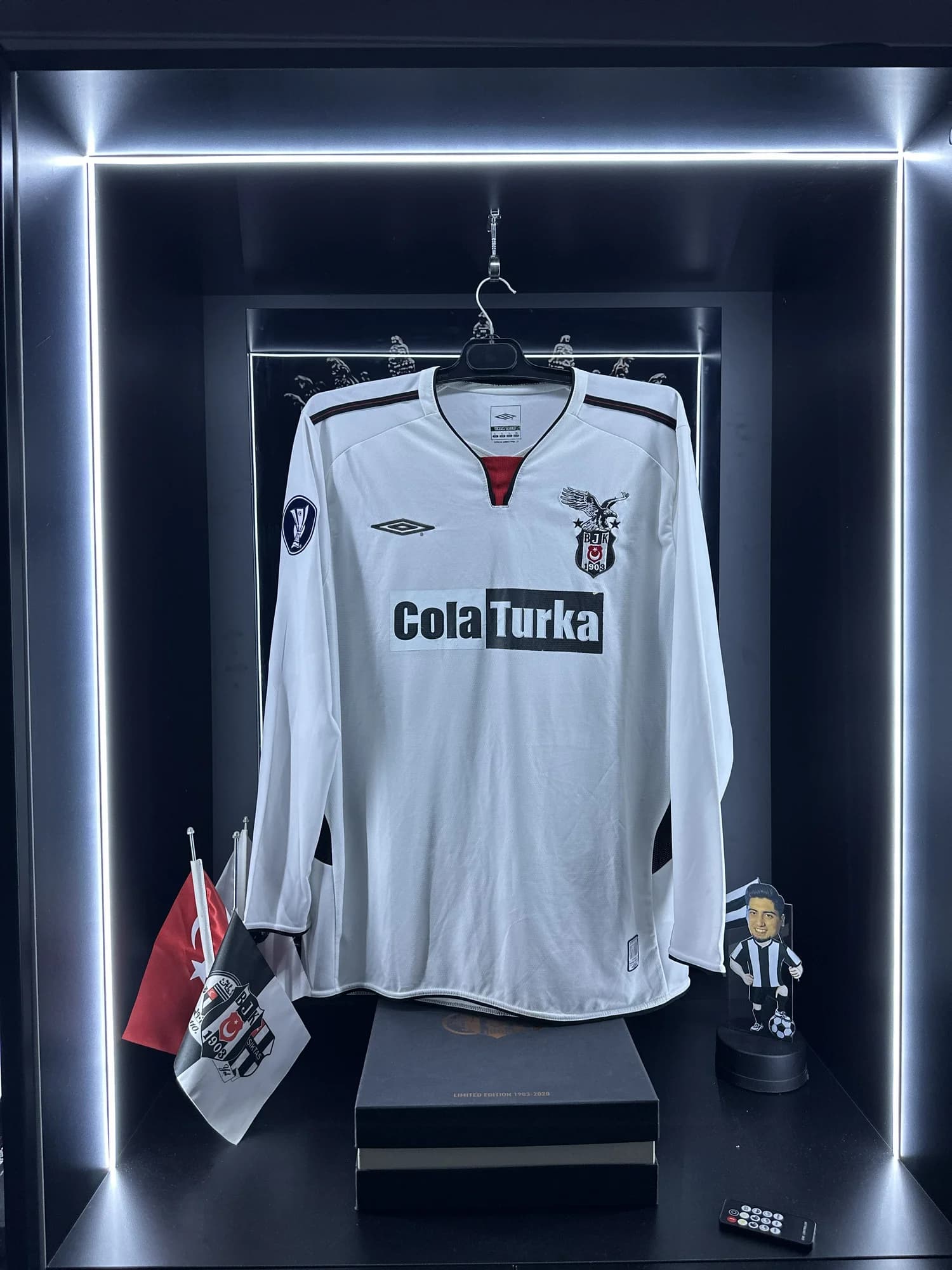 Beşiktaş 2005-2006 UEFA forması ön görünüm
