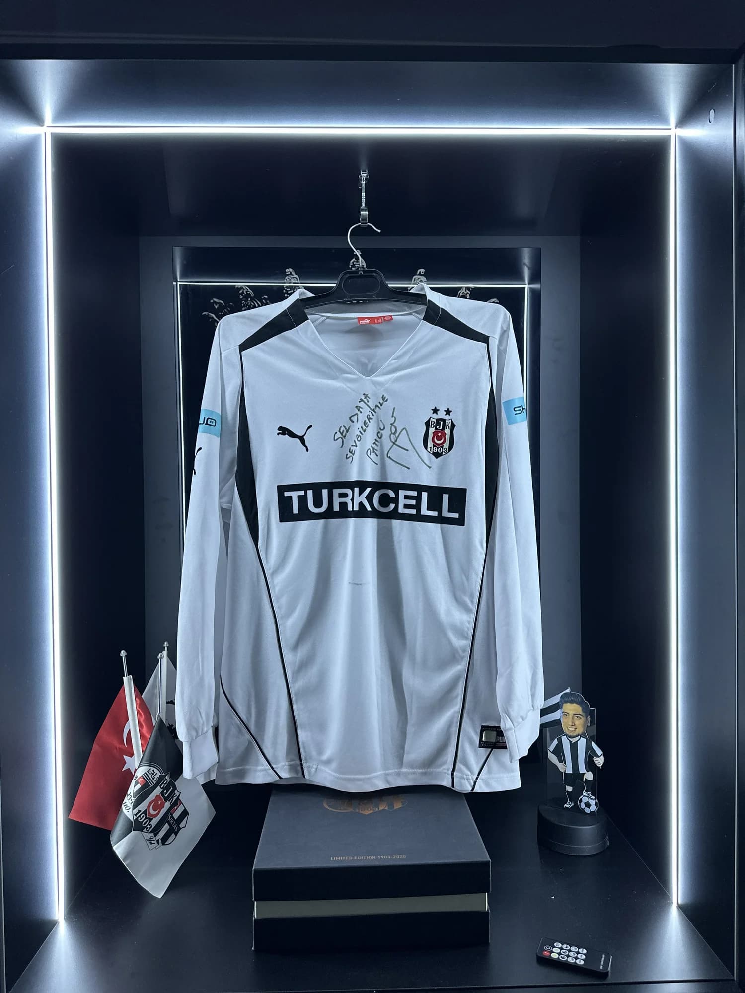 Beşiktaş 2004-2005 İç Saha forması ön görünüm