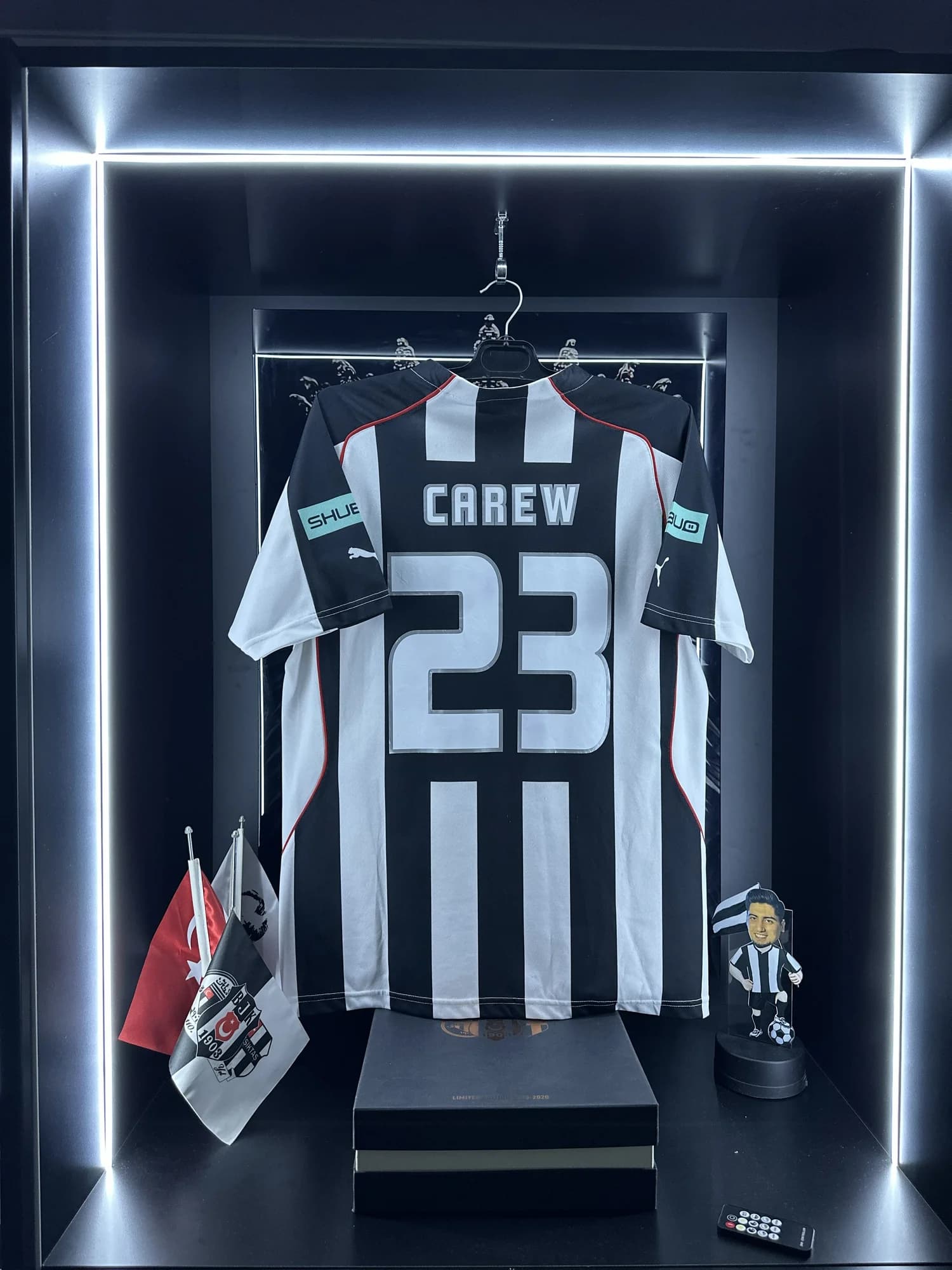 Beşiktaş 2004-2005 Üçüncü forması arka görünüm, 23 numara