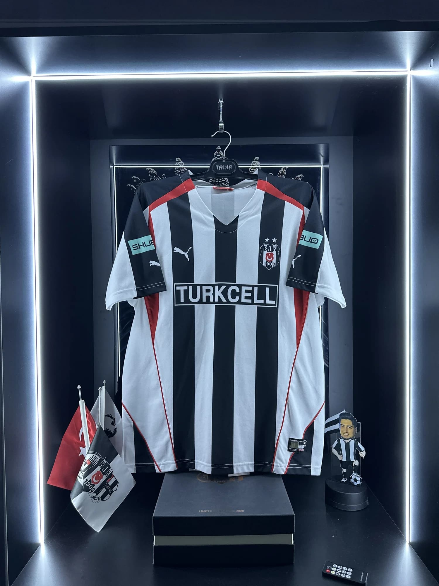 Beşiktaş 2004-2005 Üçüncü forması ön görünüm
