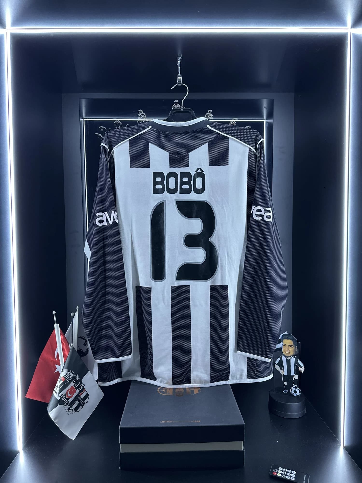 Beşiktaş 2005-2006 Üçüncü forması arka görünüm, 13 numara