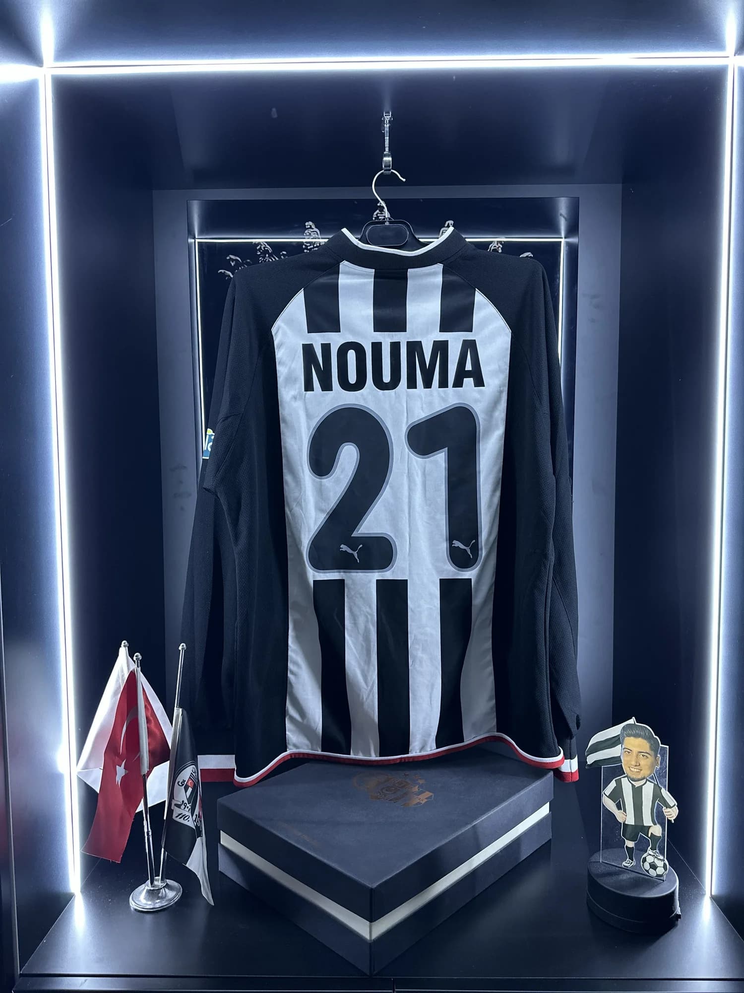 Beşiktaş 2002-2003 Deplasman forması arka görünüm, 21 numara