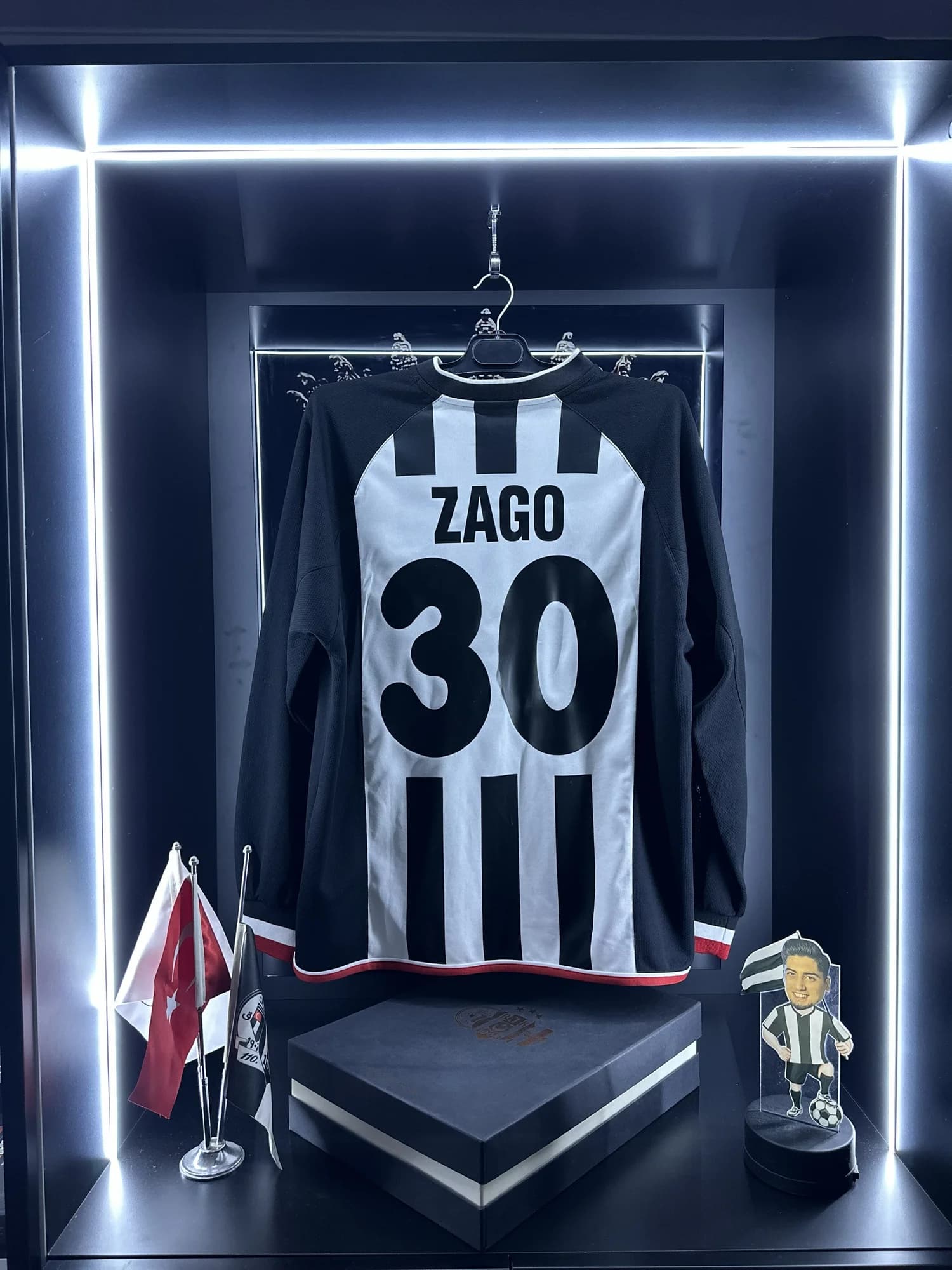 Beşiktaş 2002-2003 UEFA forması arka görünüm, 30 numara