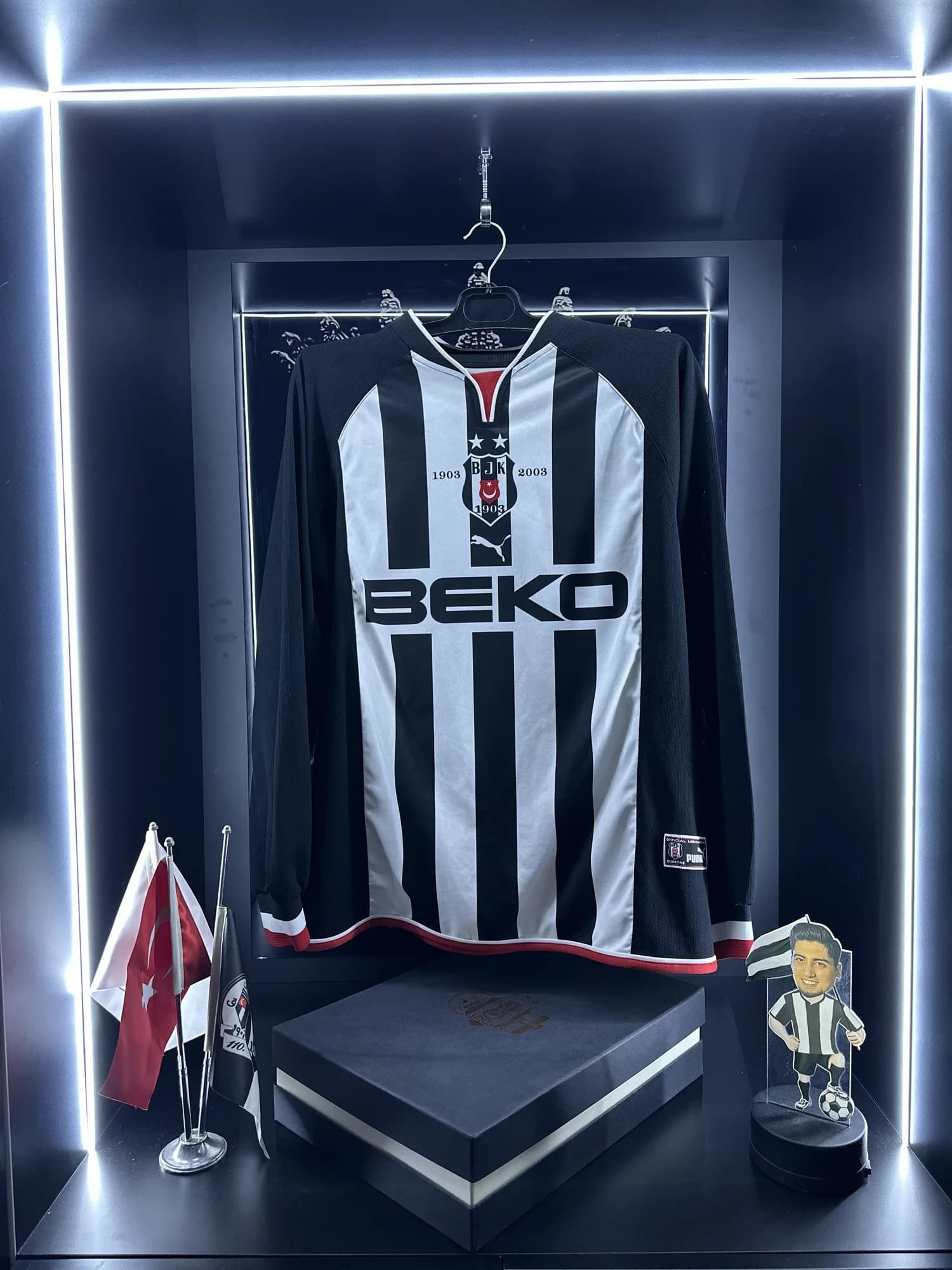 Beşiktaş 2002-2003 UEFA forması ön görünüm