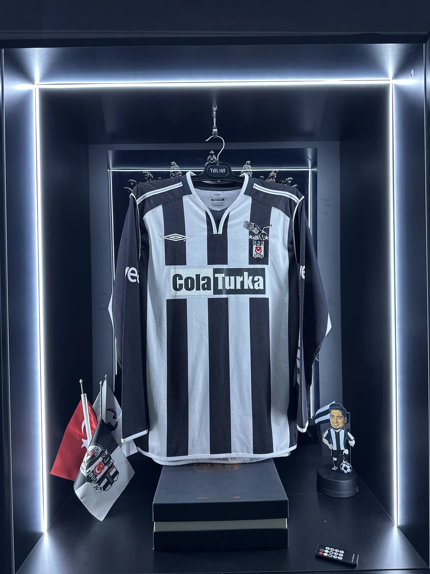 Beşiktaş 2005-2006 Üçüncü forması ön görünüm