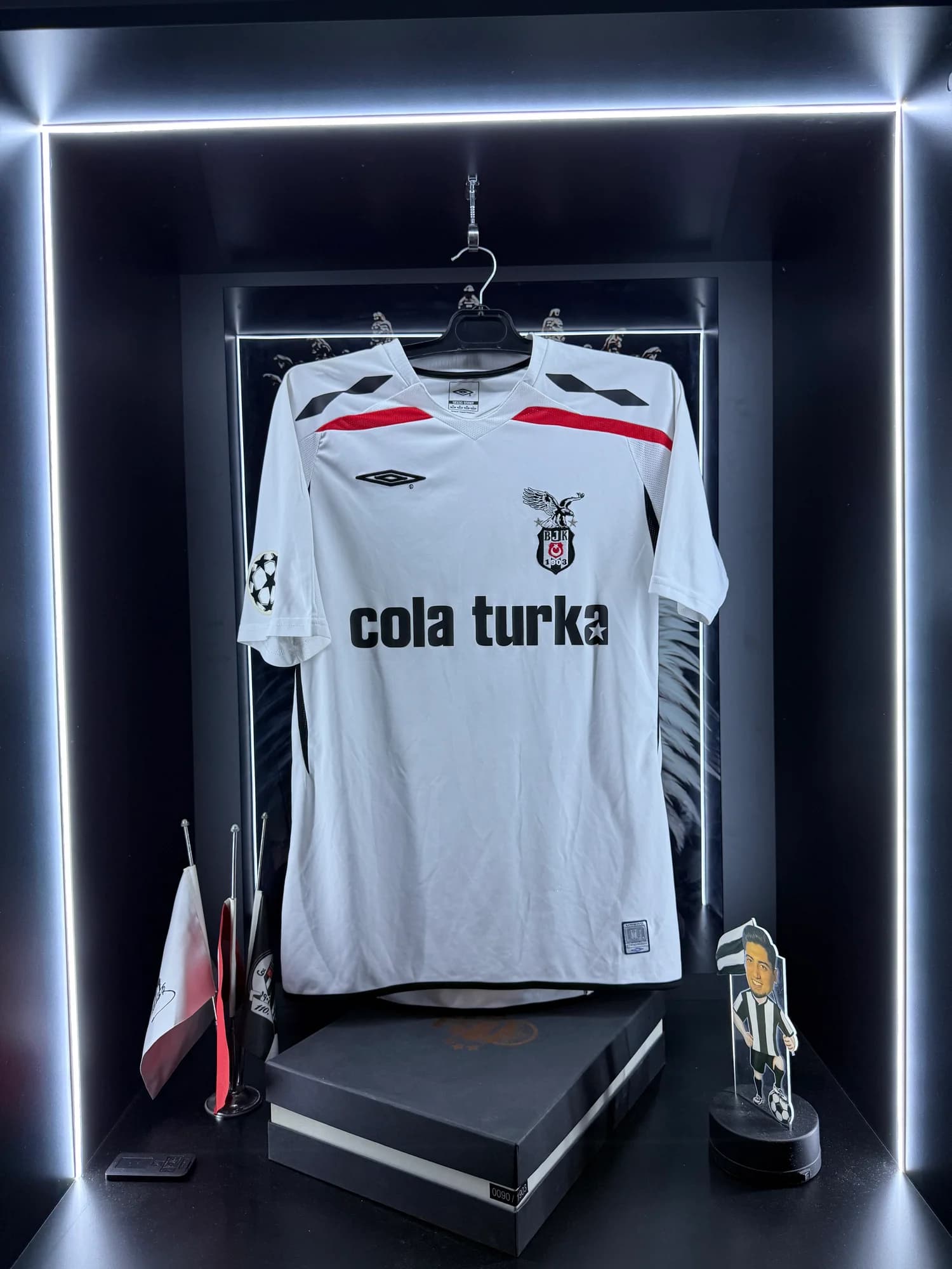 Beşiktaş 2007-2008 UEFA forması ön görünüm