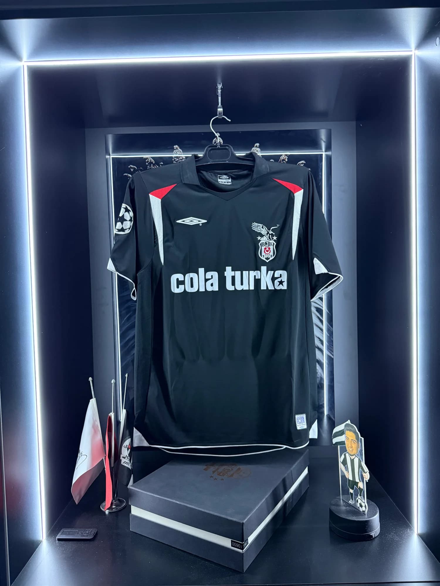 Beşiktaş 2007-2008 UEFA forması ön görünüm