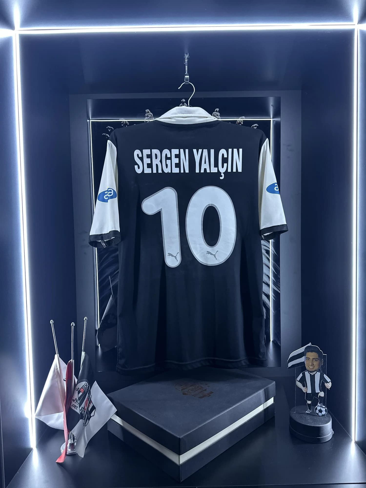 Beşiktaş 2002-2003 Özel forması arka görünüm, 10 numara