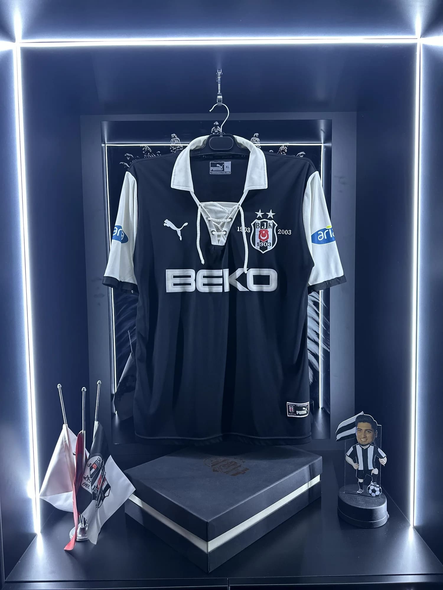 Beşiktaş 2002-2003 Özel forması ön görünüm