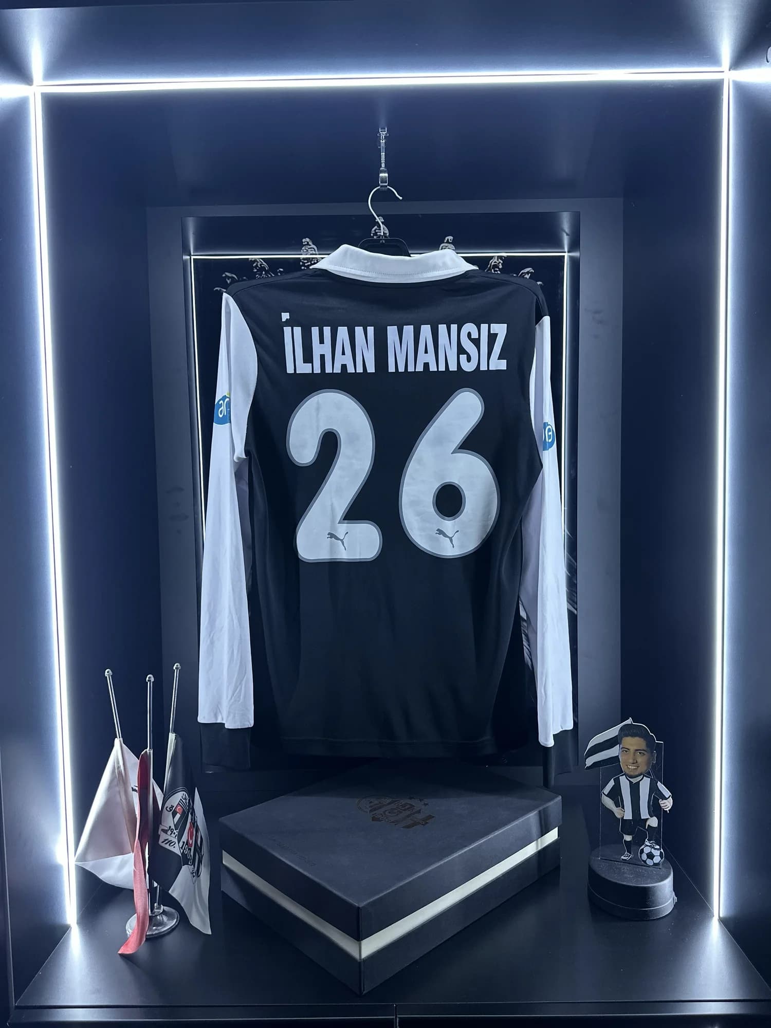 Beşiktaş 2002-2003 Özel forması arka görünüm, 26 numara