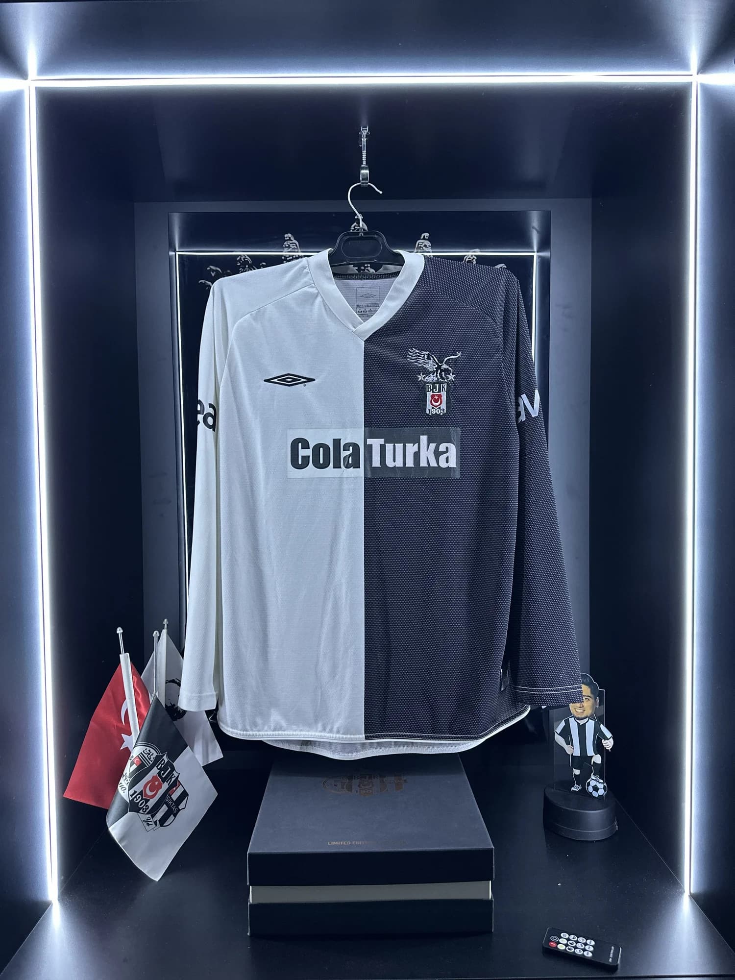 Beşiktaş 2005-2006 Alternatif forması ön görünüm