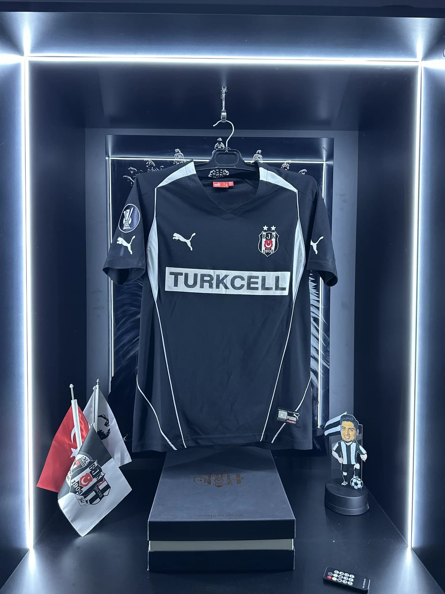 Beşiktaş 2004-2005 UEFA forması ön görünüm